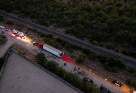 Encuentran 40 migrantes muertos dentro de camión en Texas