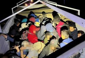 Encuentran a 266 migrantes en doble fondo de camiones en México